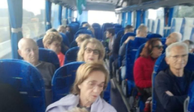 קבוצה של אנשים יושבים באוטובוס ויוצאים לסיור מודרך