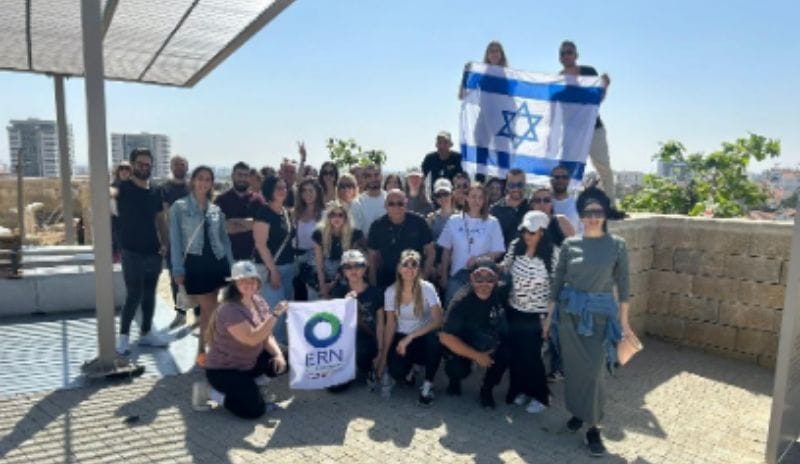 תמונה של קבוצת אנשים אשר מצטלמים לסיור מודרך