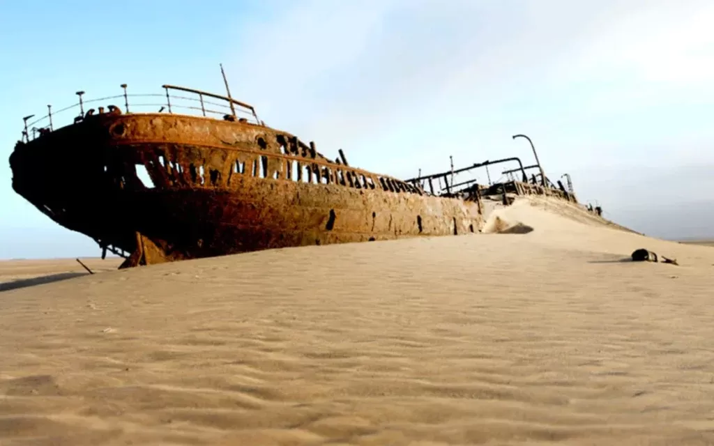 טיול בהתאמה אישית לנמיביה 10 121018082104 namibia skeleton coast ship