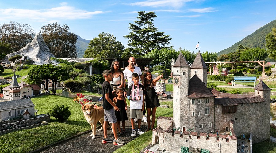 a family visiting swissminiatu