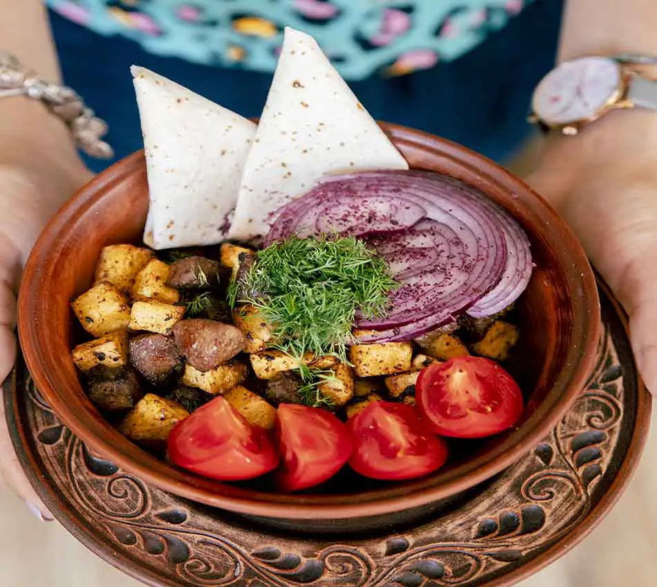 חגיגה קולינרית באזרבייג'אן 1 fried meat with potatoes served with onions tomatoes greens copy 2