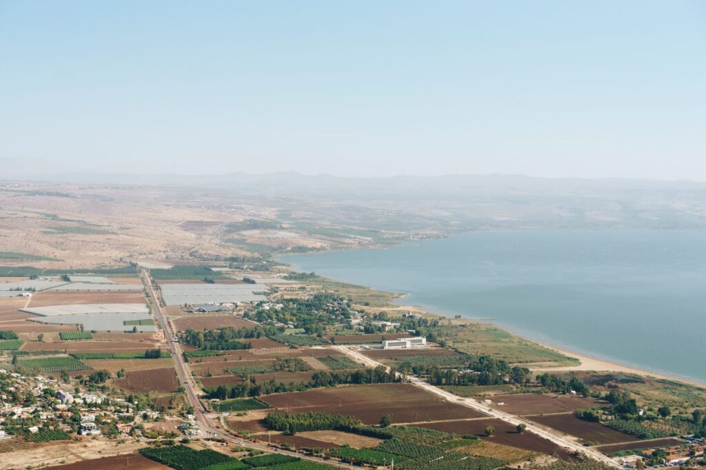 קבוצה בסיור בעוטף עזה אחרי המלחמה בין שדות וקיבוצים